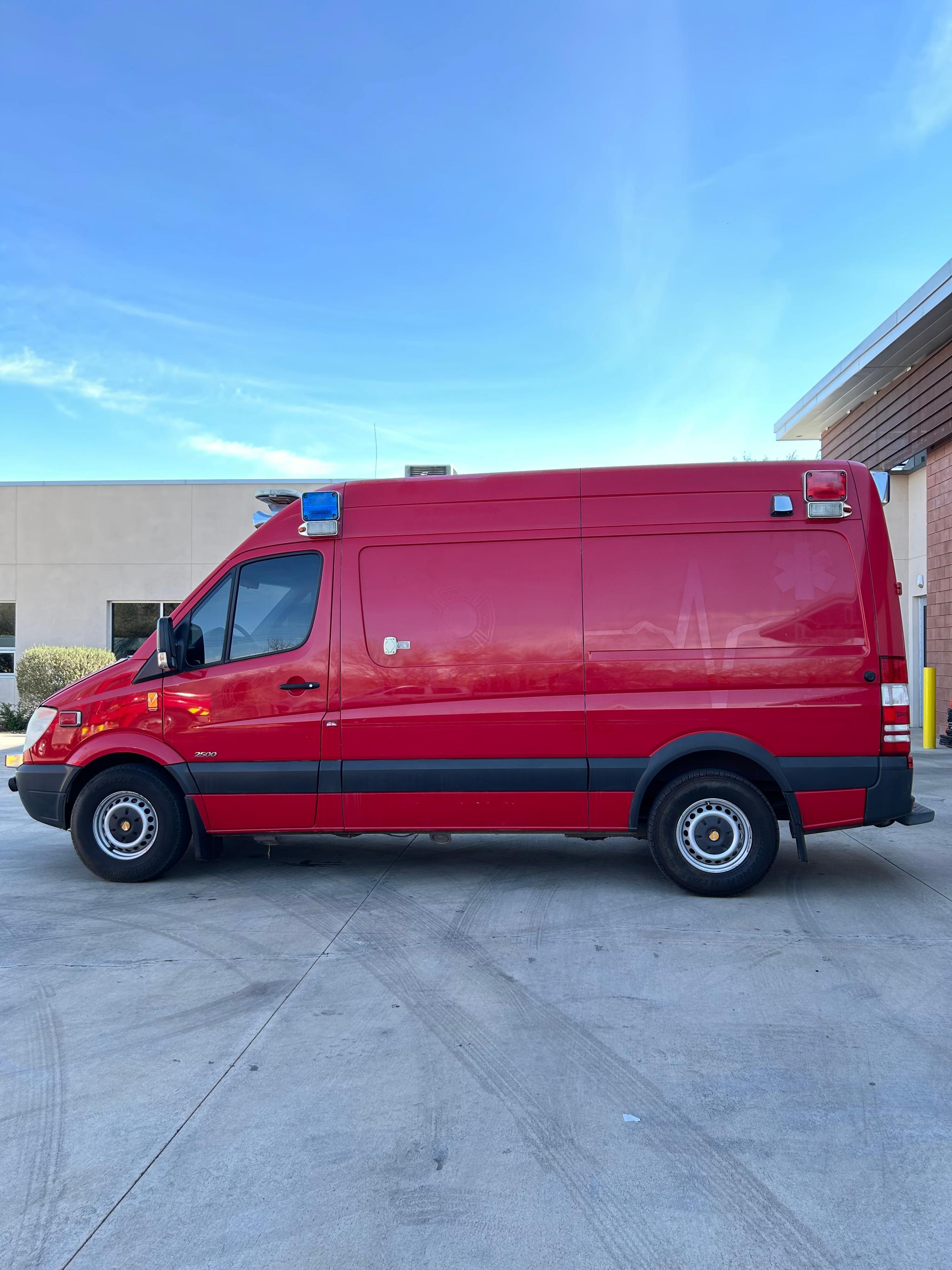 2012 Marque Freightliner Type II Ambulance - image 2