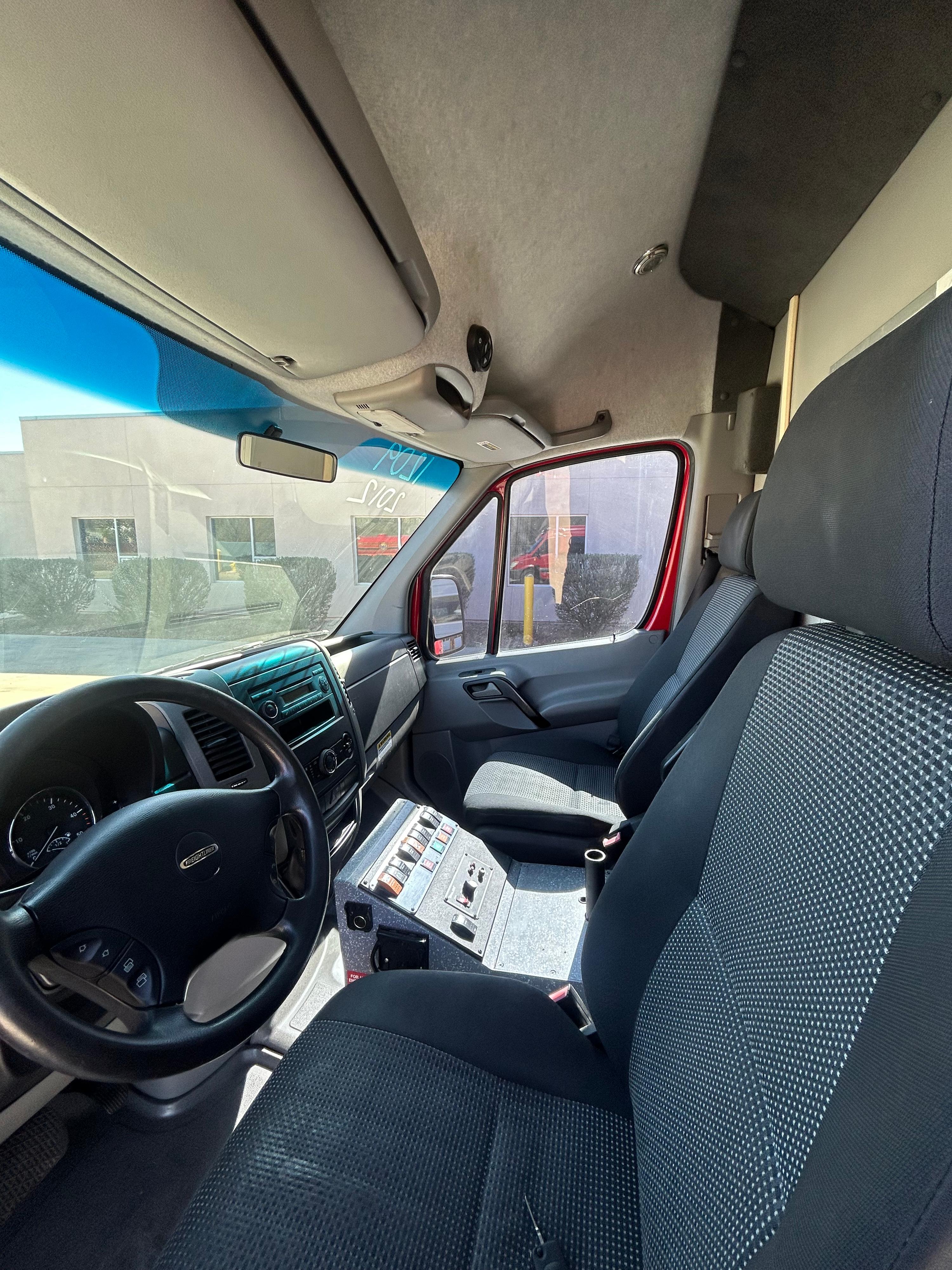 2012 Marque Freightliner Type II Ambulance - image 5