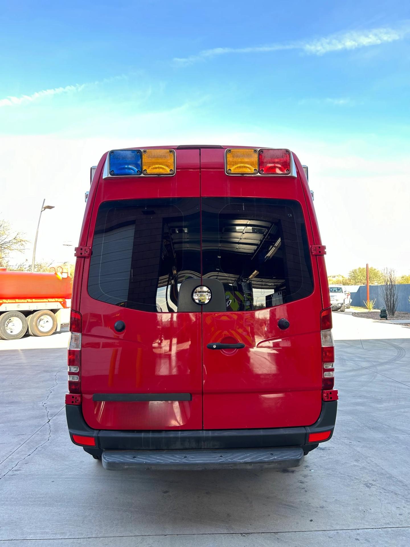 2012 Marque Freightliner Type II Ambulance - image 4