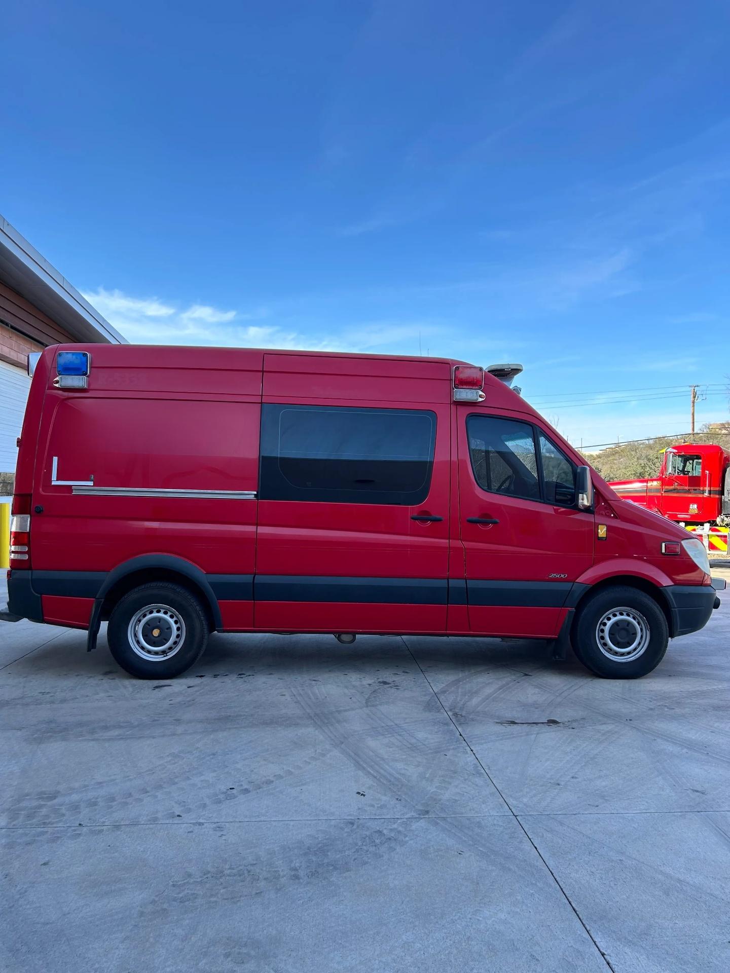 2012 Marque Freightliner Type II Ambulance - image 3
