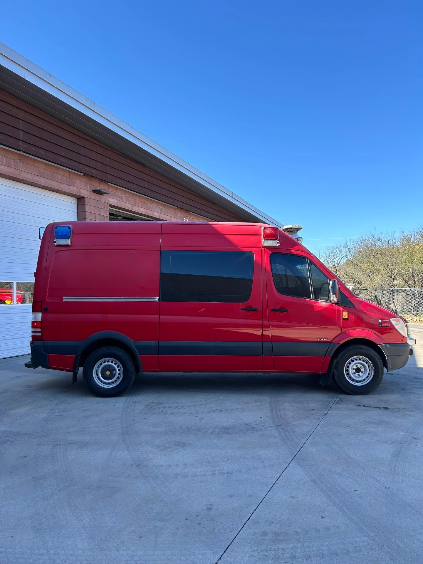 2012 Marque Freightliner Type II Ambulance - image 2