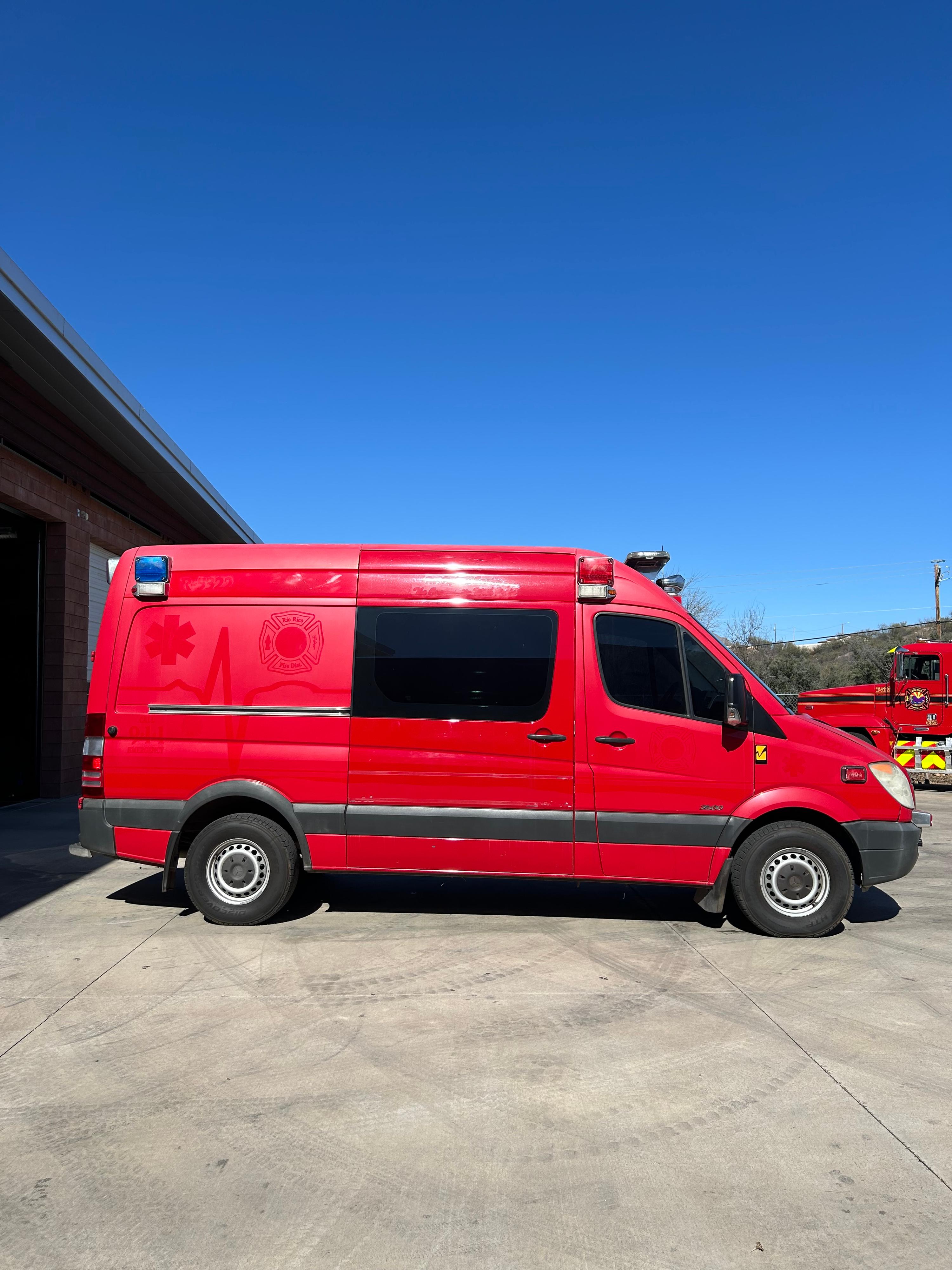 2012 Marque Freightliner Type II Ambulance - image 2