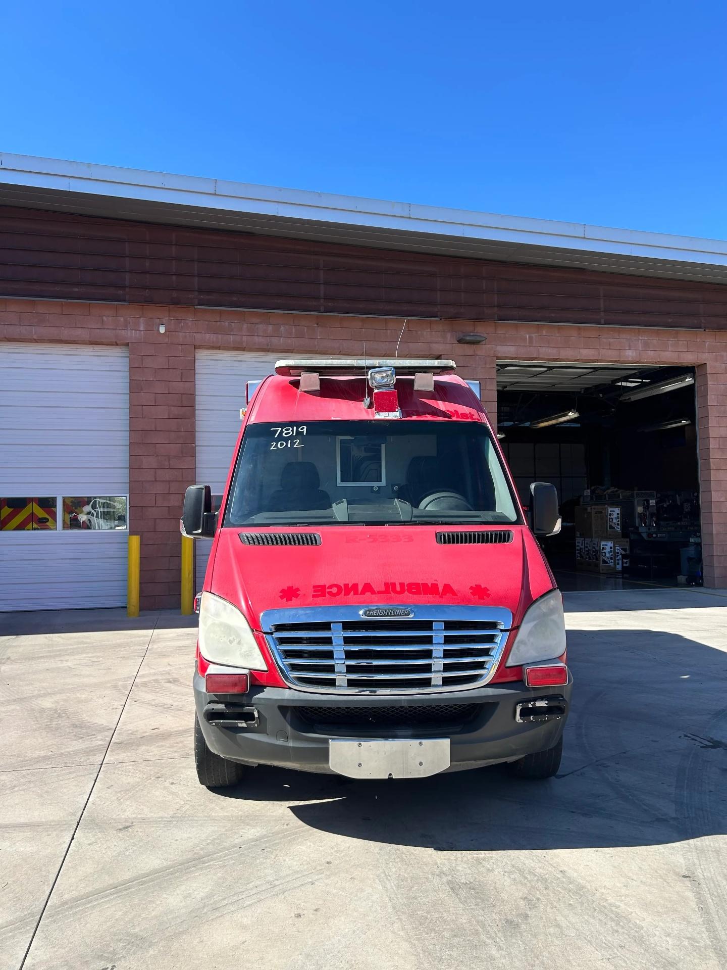 2012 Marque Freightliner Type II Ambulance - image 1