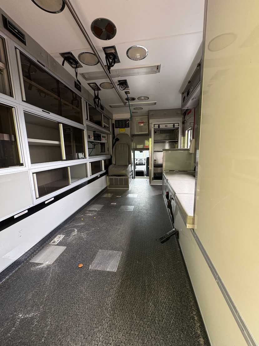 2010 Ford 4x4 Type I Ambulance — photo 5