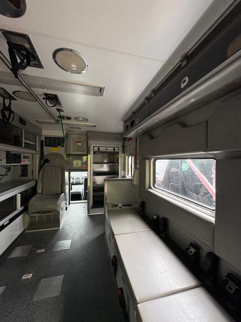2010 Ford 4x4 Type I Ambulance — photo 7