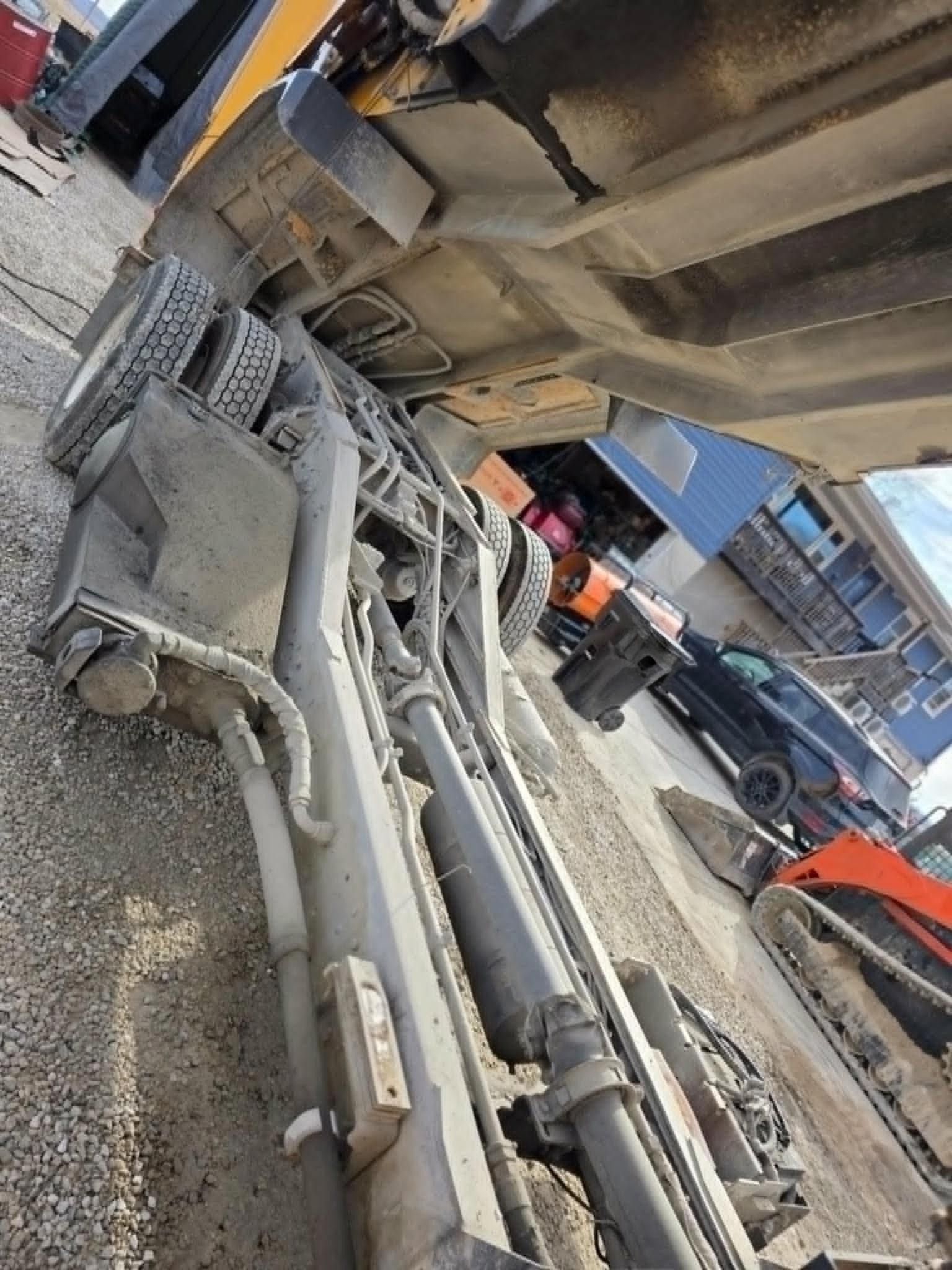 2012 International Labrie Side Loader - image 4