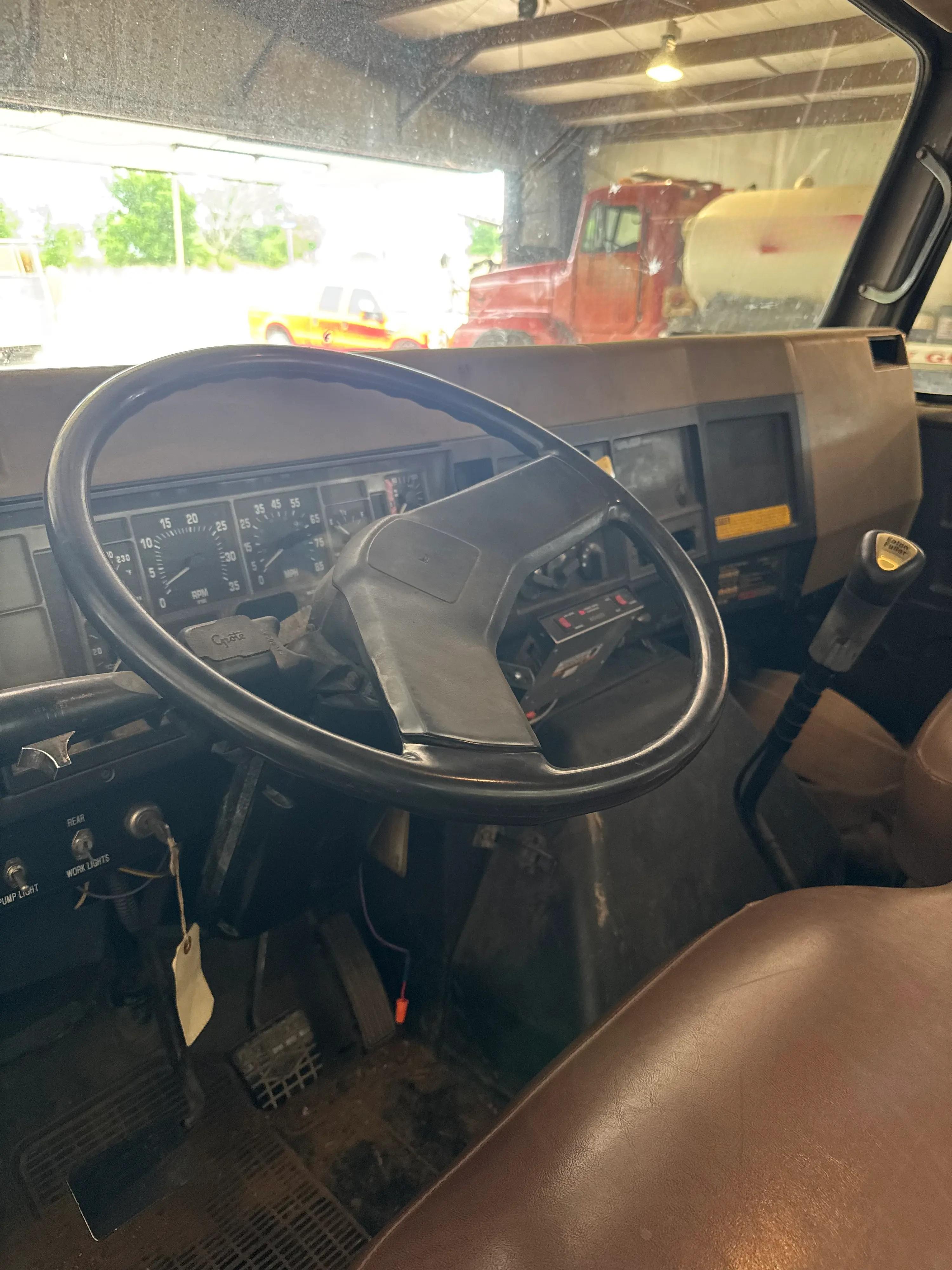 1991 International 4900 Tanker - image 3
