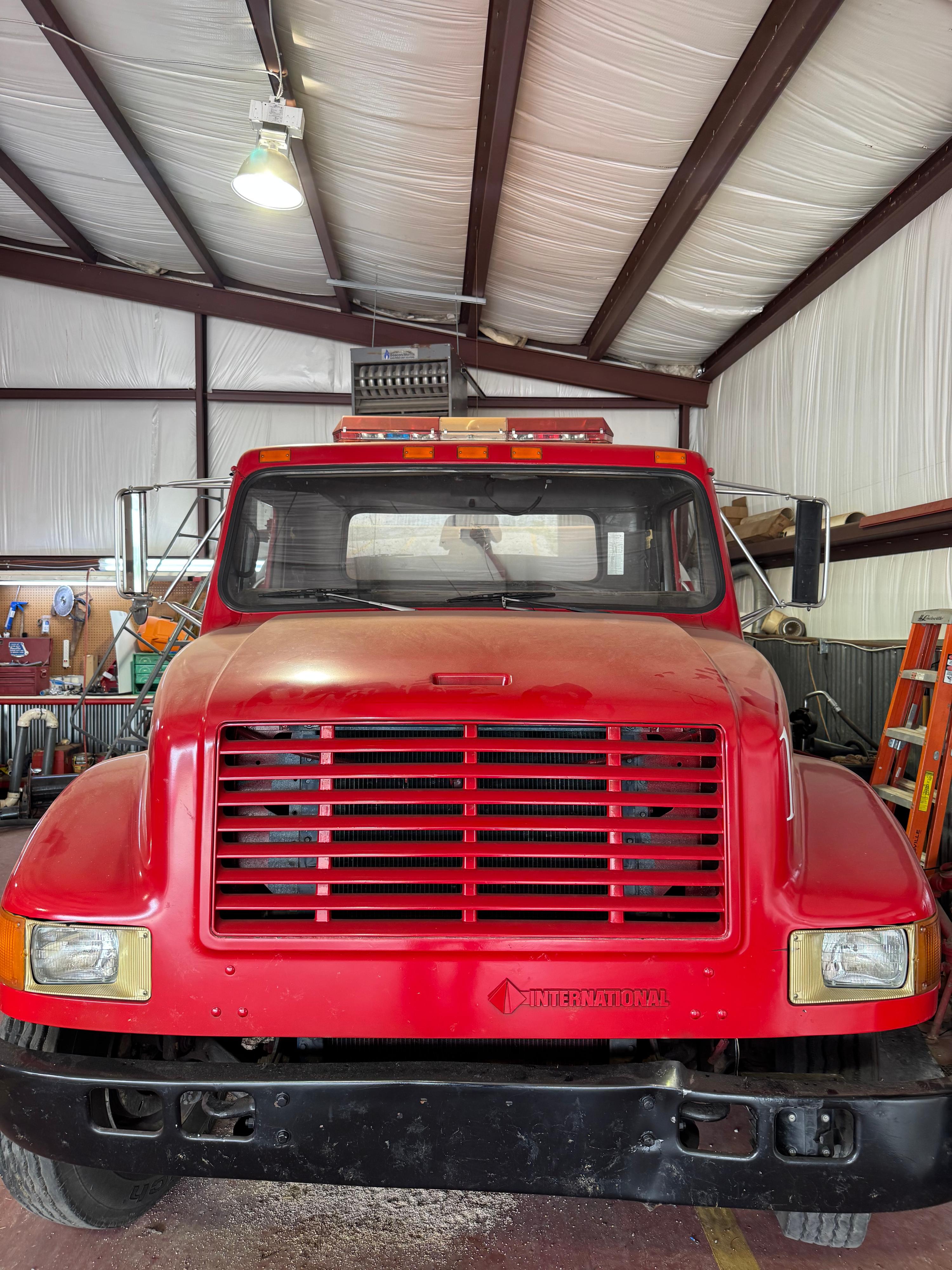 1991 International 4900 Tanker - image 2