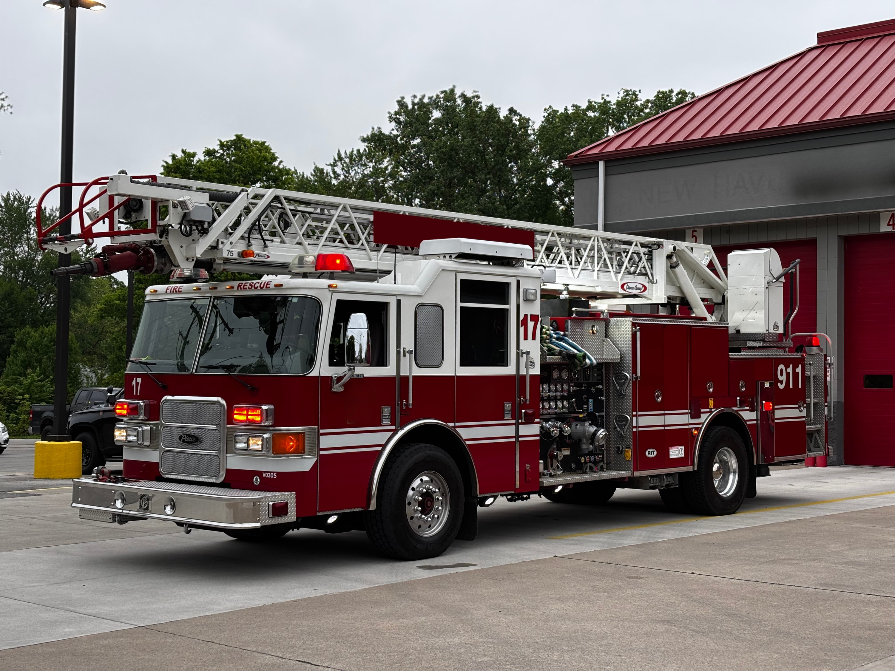 2003 Pierce Enforcer Quint, 75' 1250/560 - image 1
