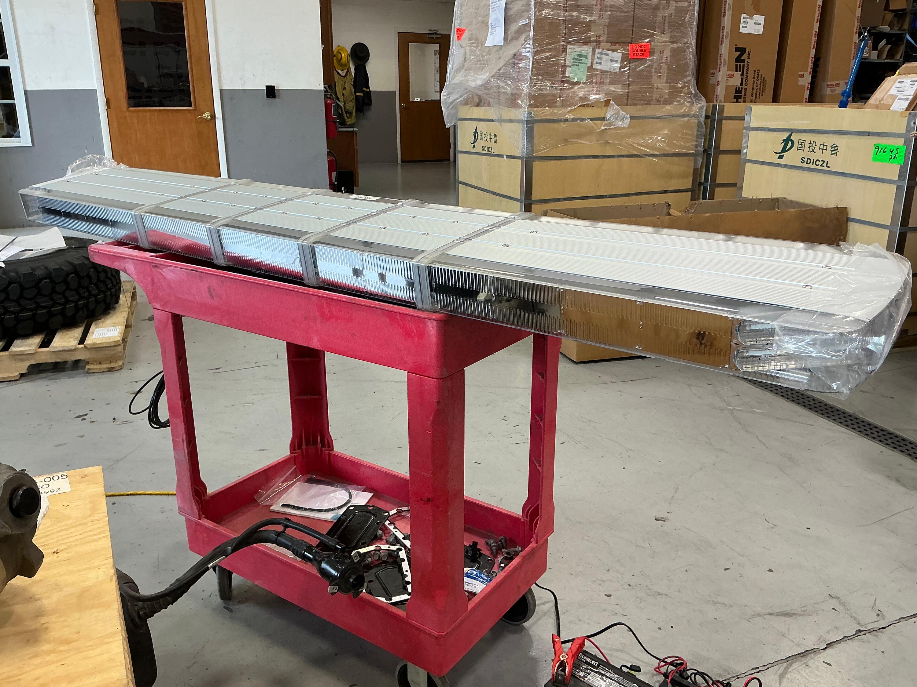 Whelen 81" Freedom IV LED Lightbar, NFPA, GTT Opticom, New Surplus - image 4