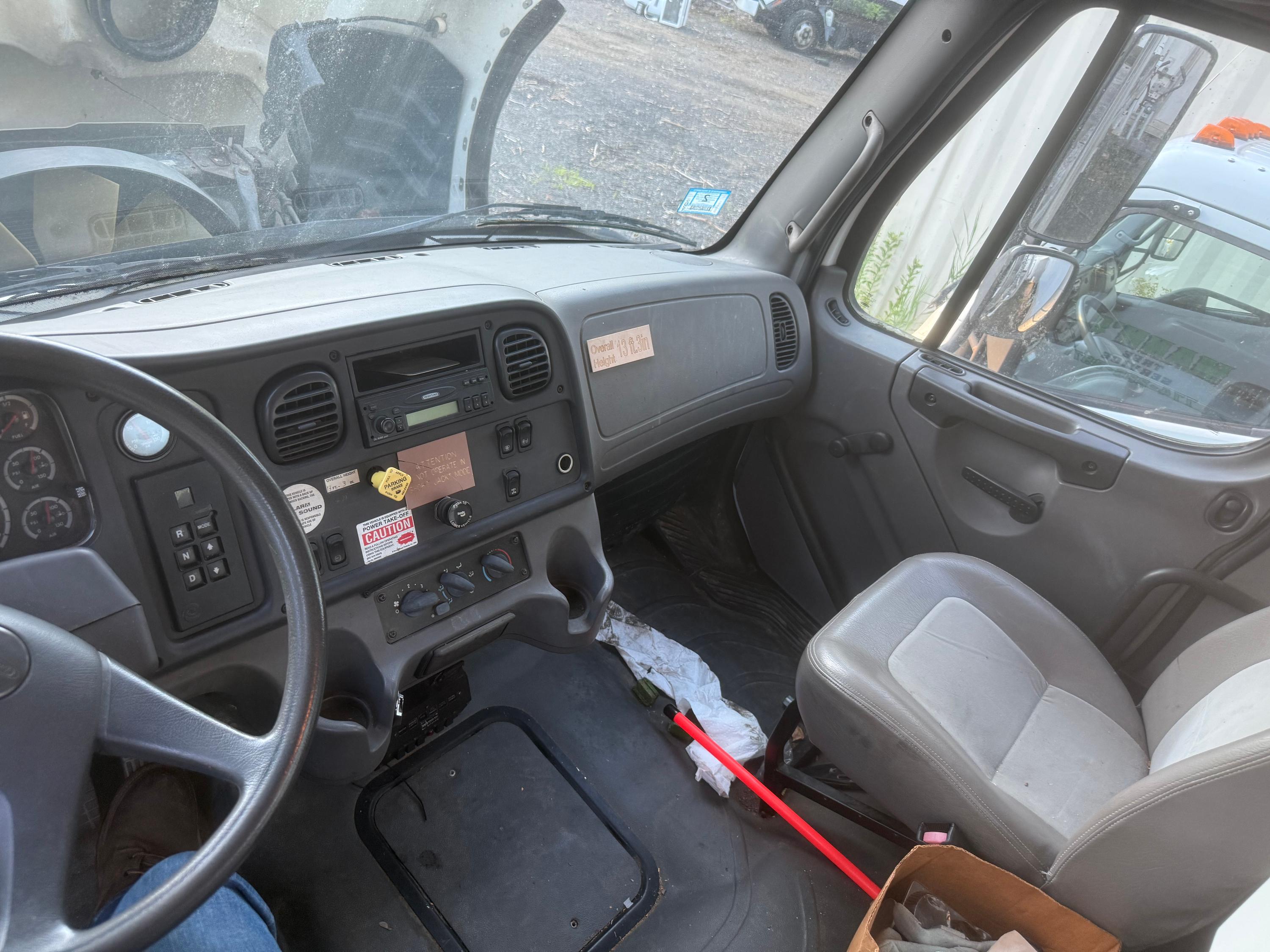 2005 Freightliner Bucket Truck - image 9