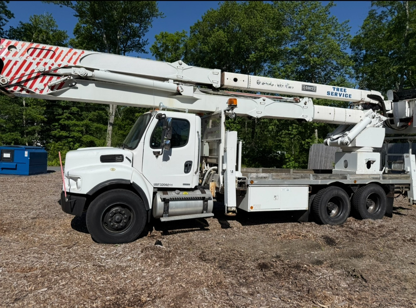 2005 Freightliner Bucket Truck — photo 2