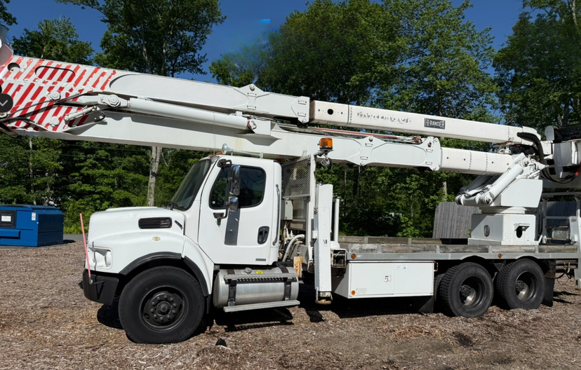 2005 Freightliner Bucket Truck — photo 4