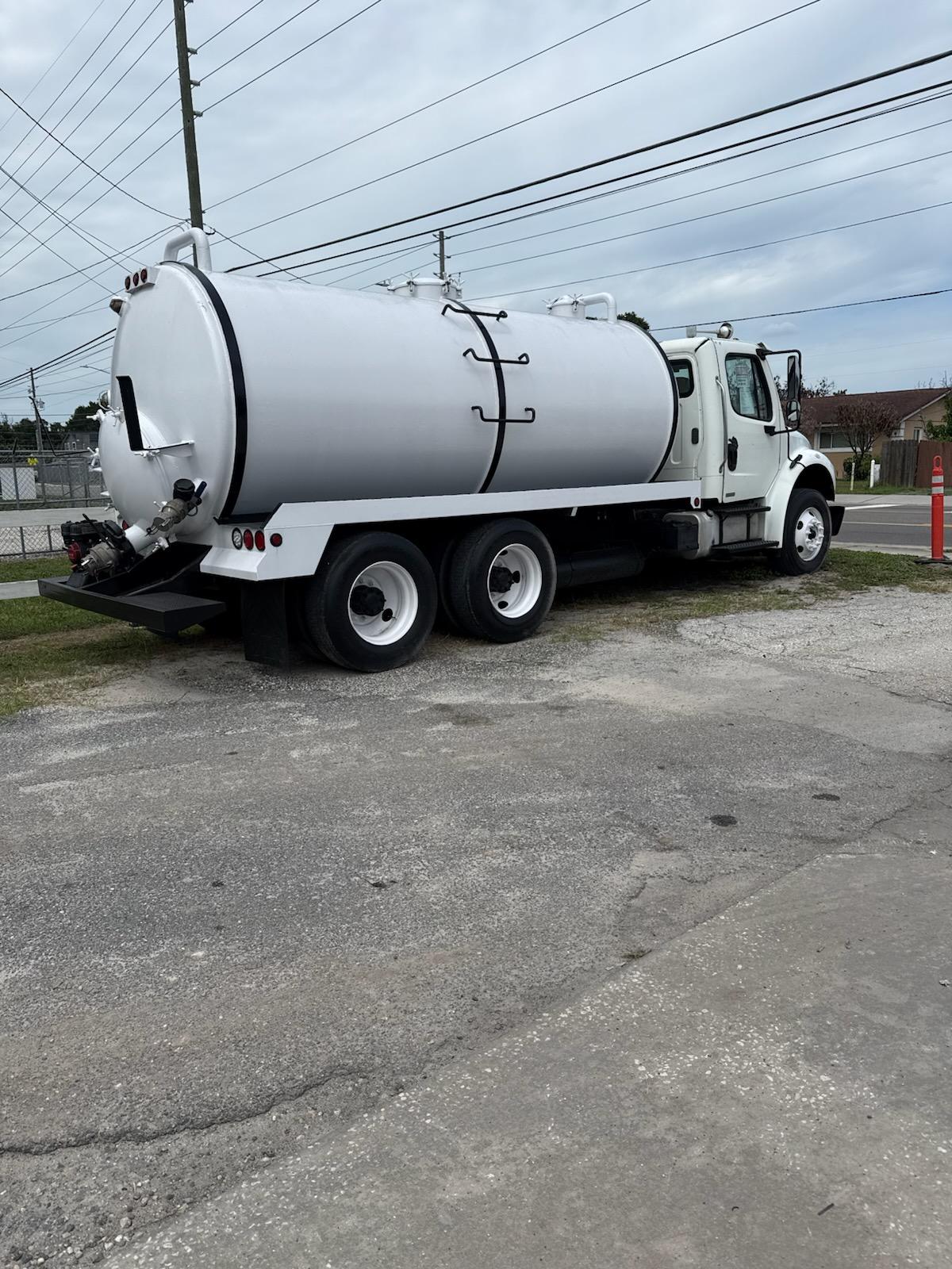 2009 Freightliner M2 Septic - image 2