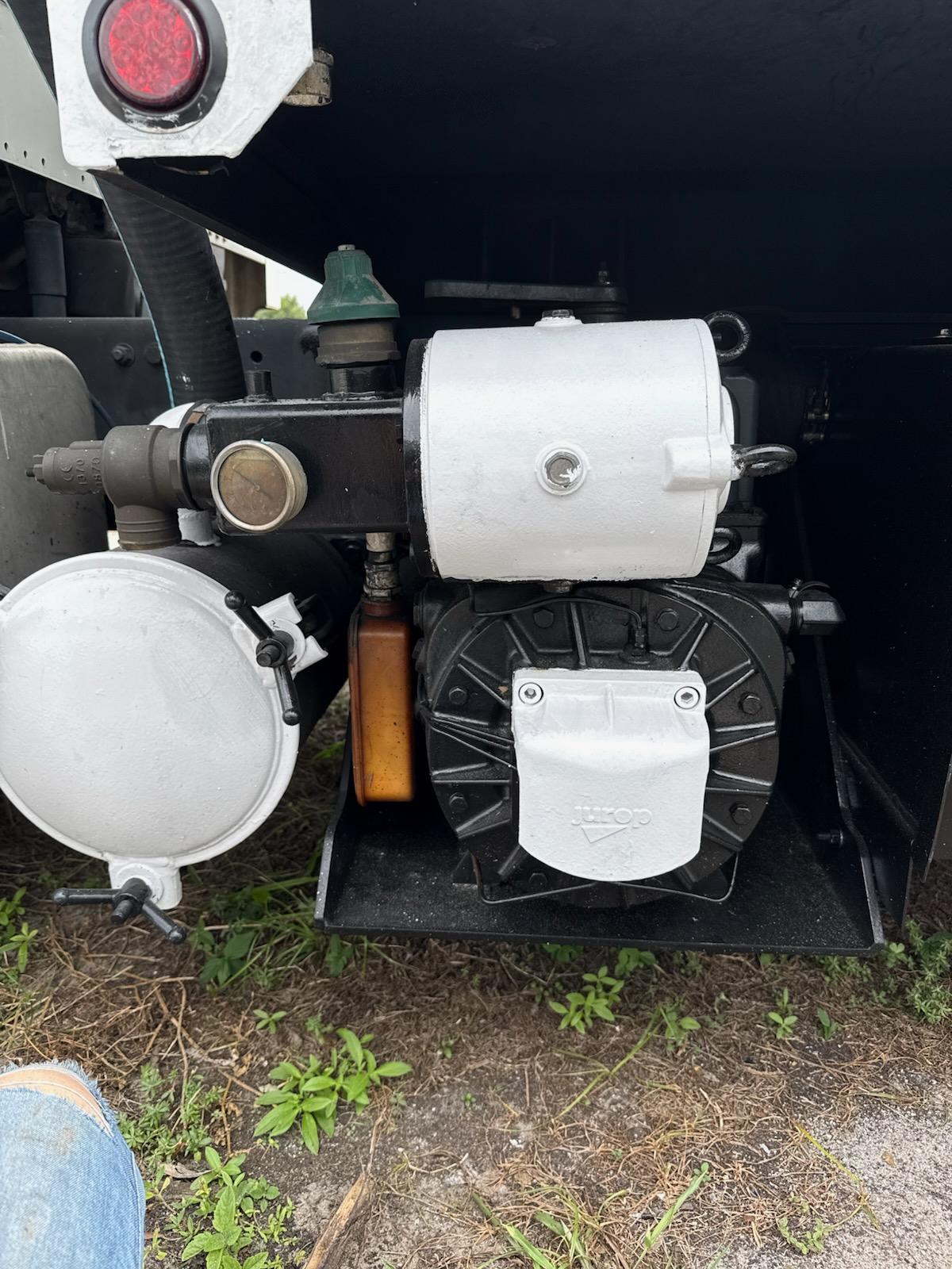 2009 Freightliner M2 Septic - image 5