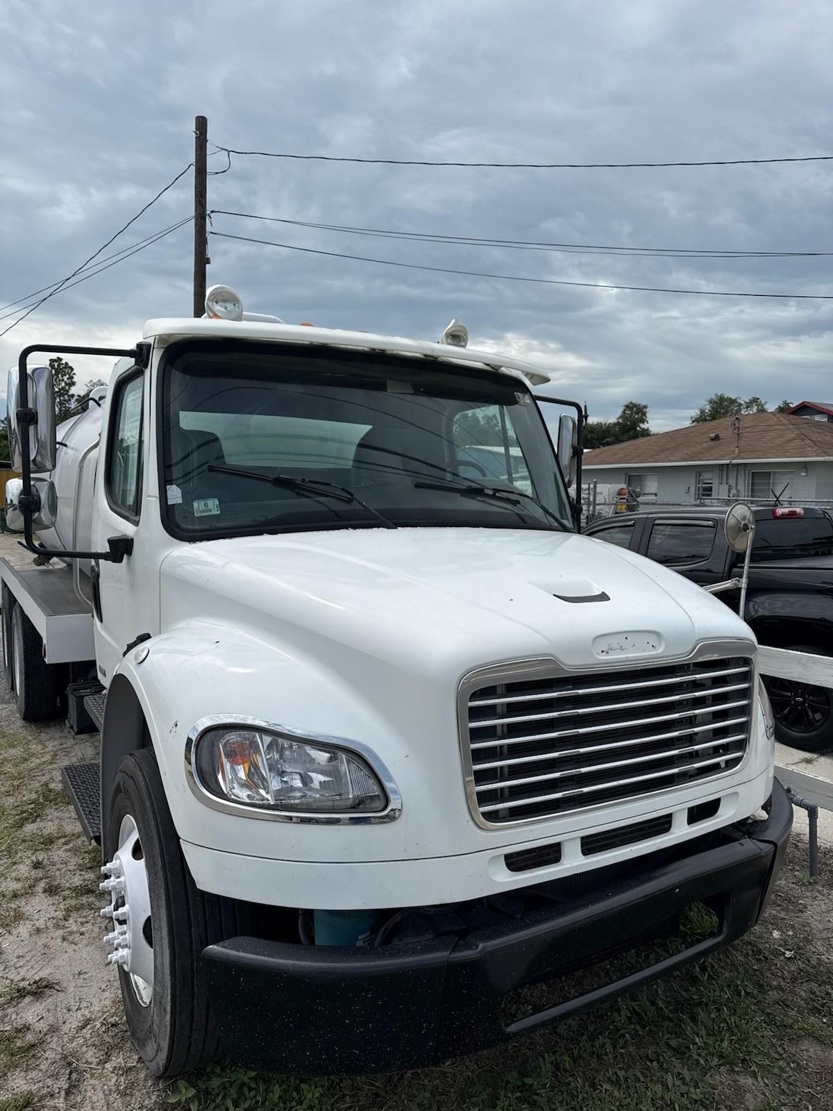 2009 Freightliner M2 Septic - image 3