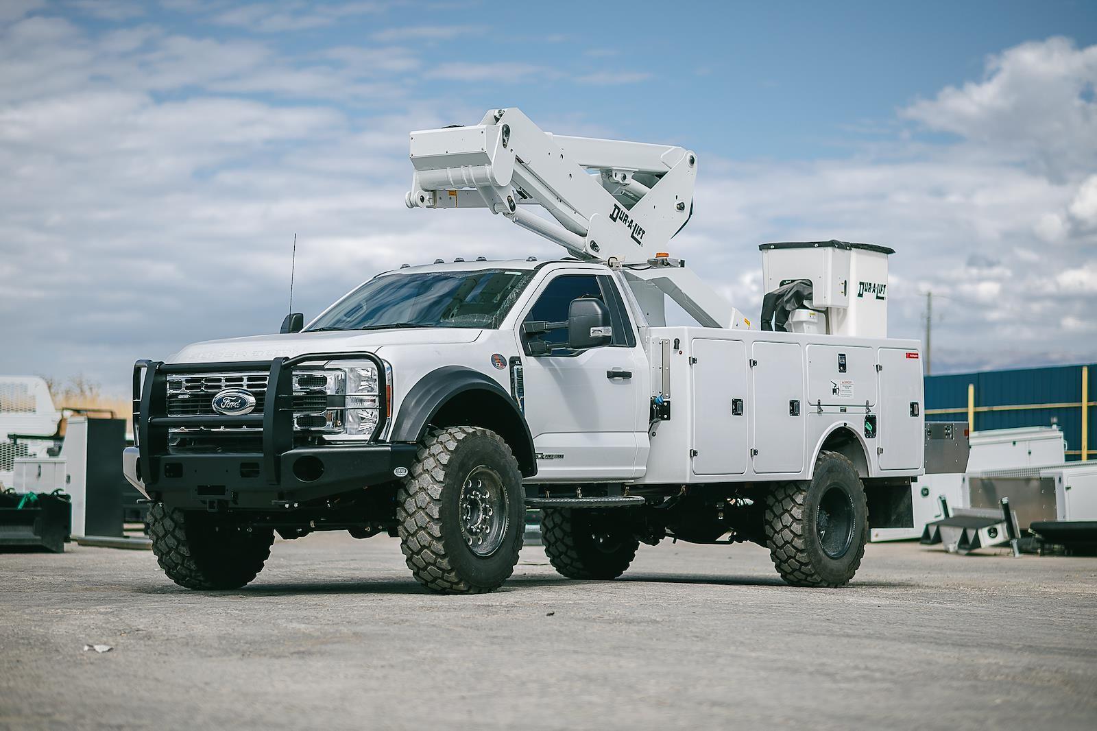 2024 Ford F-550 SUPER SINGLE Liquid Springs 4x4 Dur-A-Lift Bucket Truck - image 1