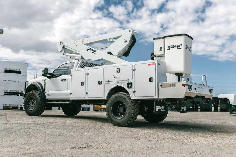 2024 Ford F-550 SUPER SINGLE Liquid Springs 4x4 Dur-A-Lift Bucket Truck — photo 3