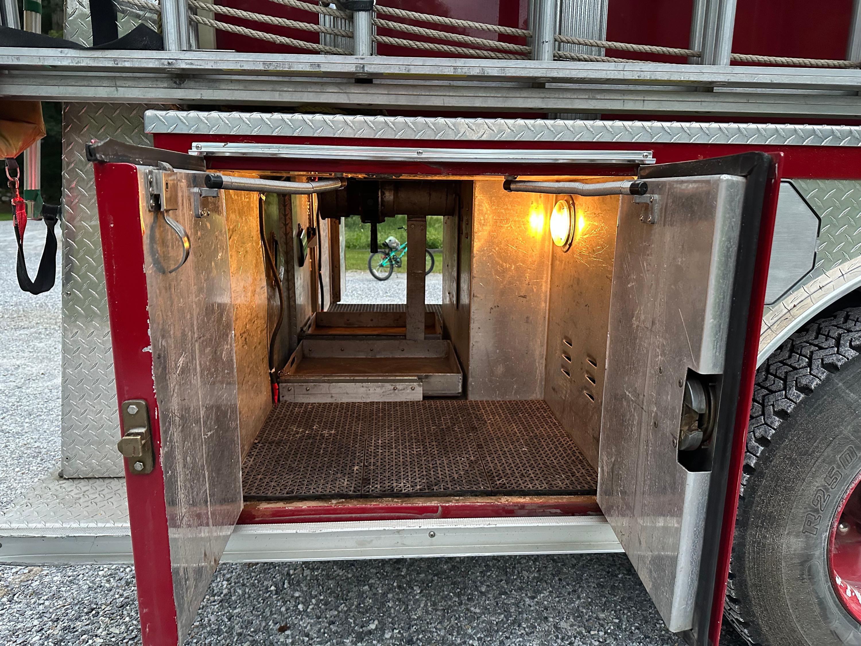 1992 E-One Typhoon Custom Pumper Tanker - image 13