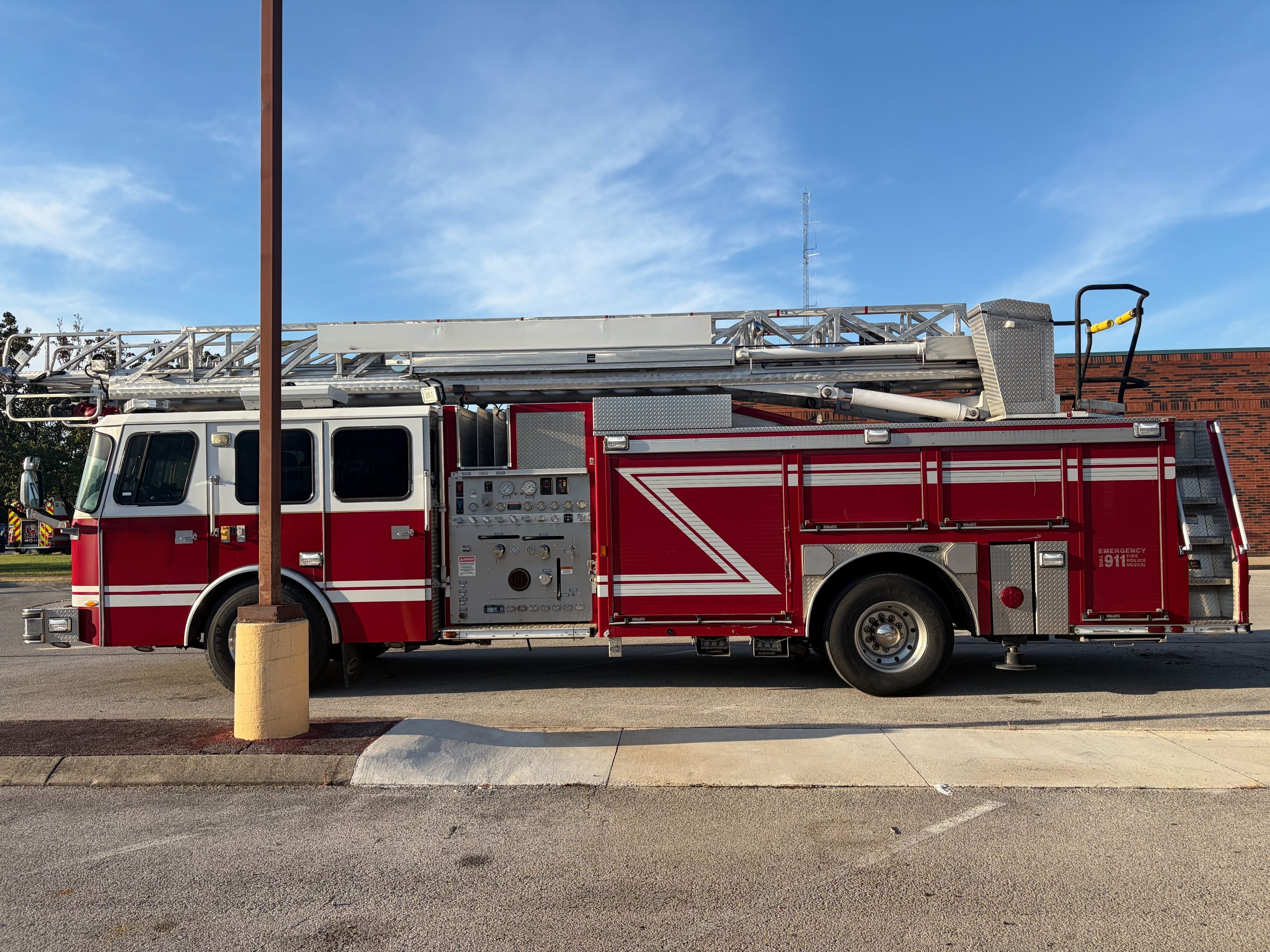 2001 E-One 75' Aerial - image 5