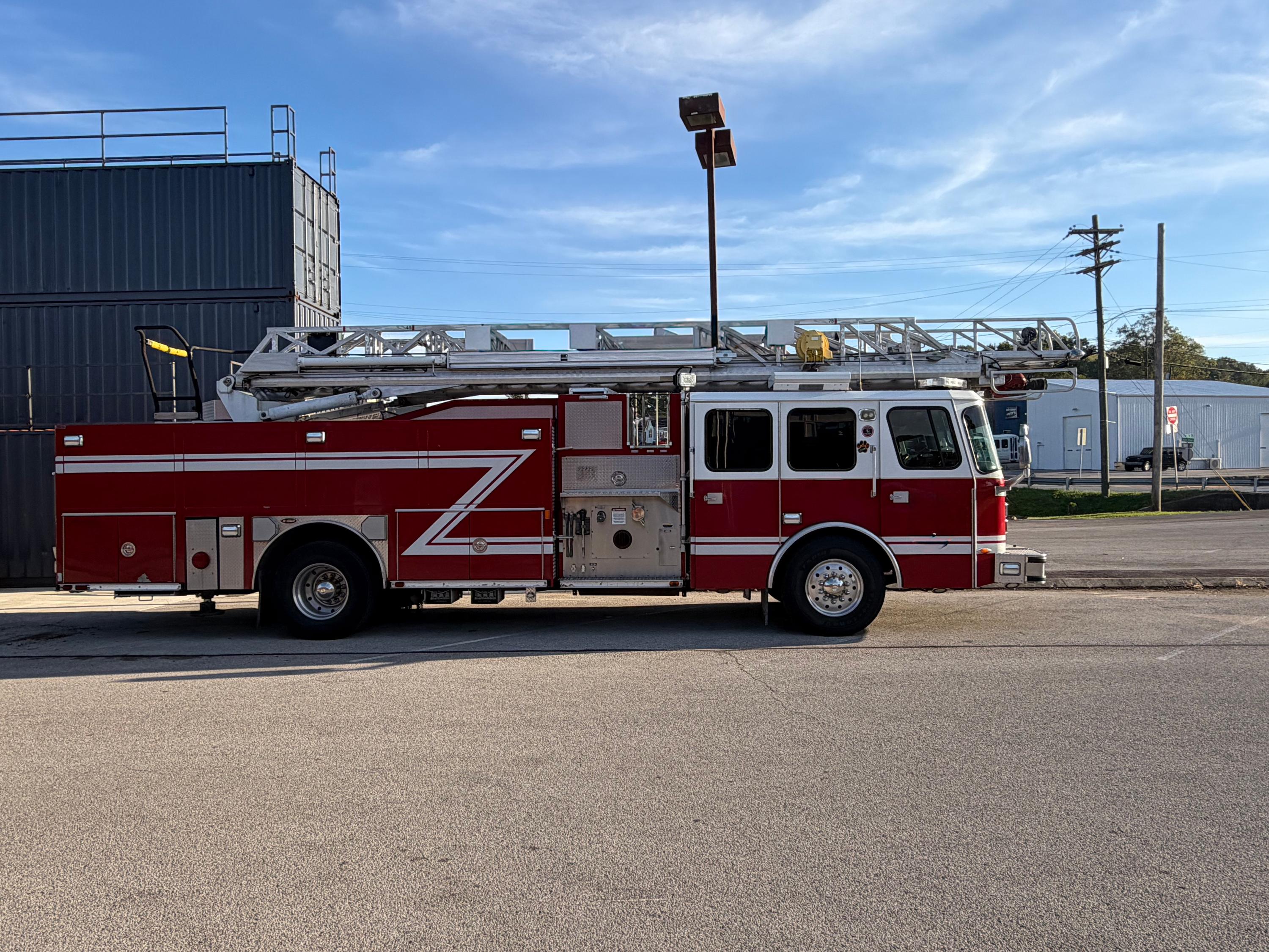 2001 E-One 75' Aerial - image 4