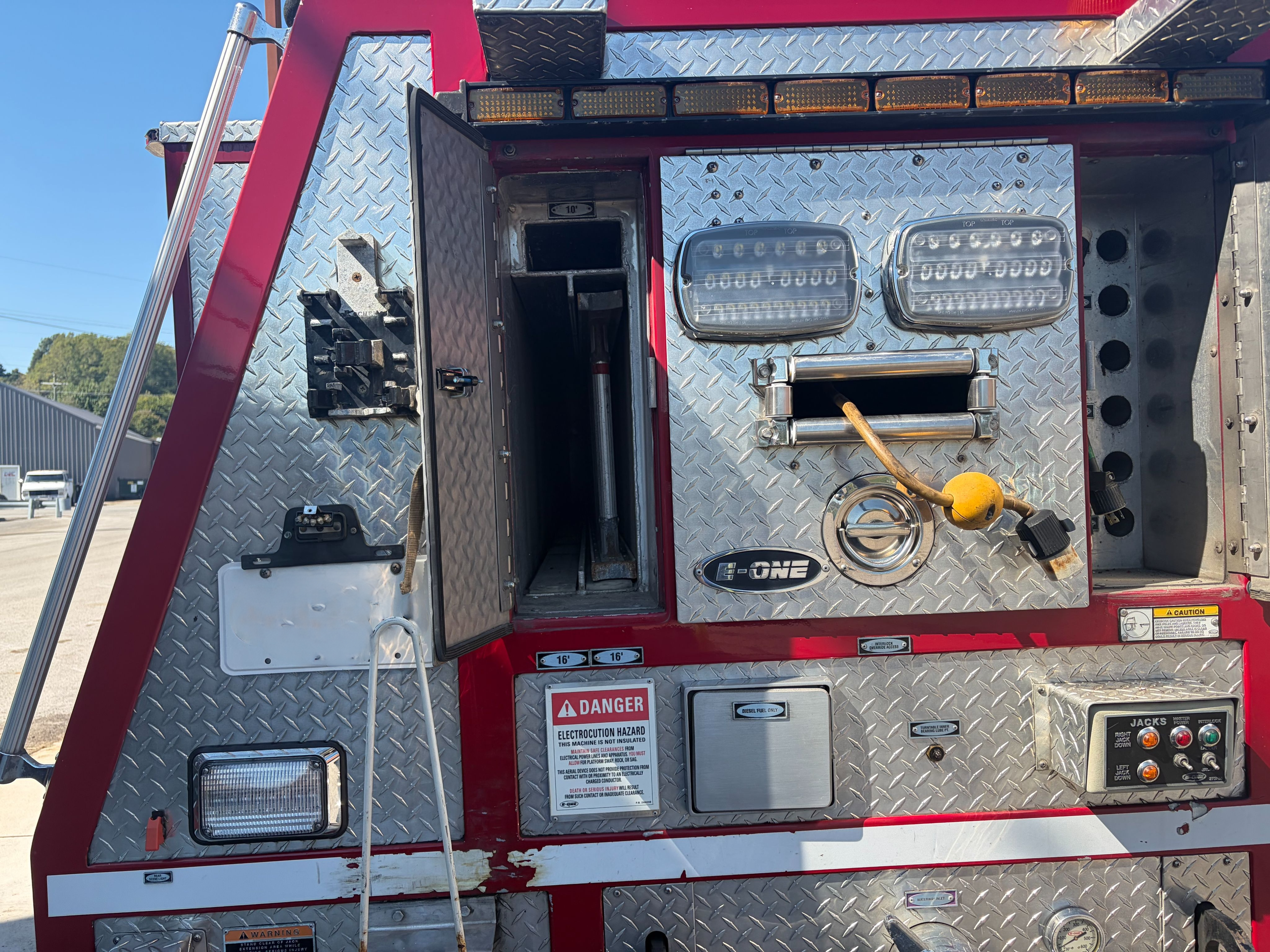 2001 E-One 75' Aerial - image 21