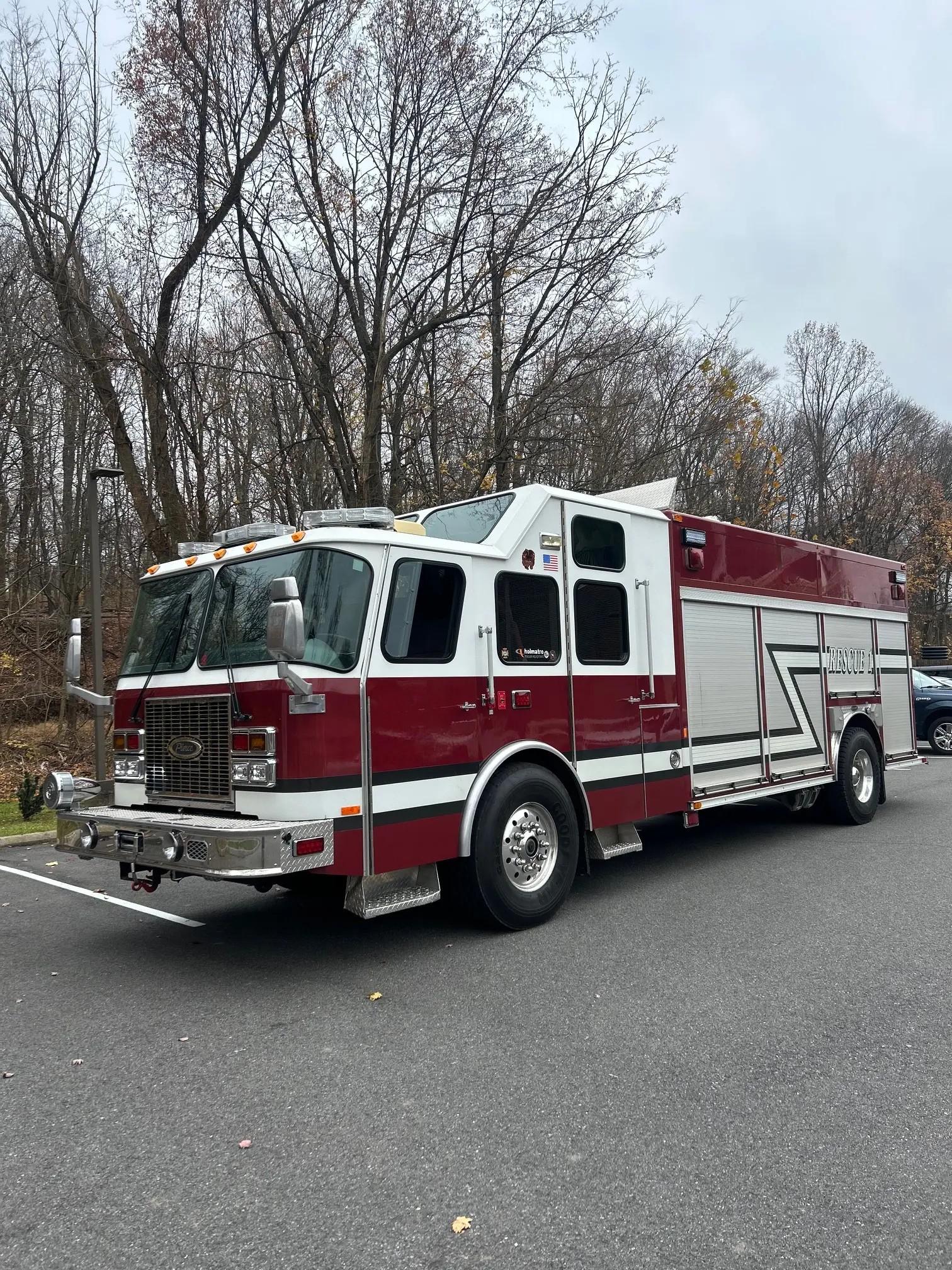 1997 E-One Walk Around Rescue Light Rescue - image 1