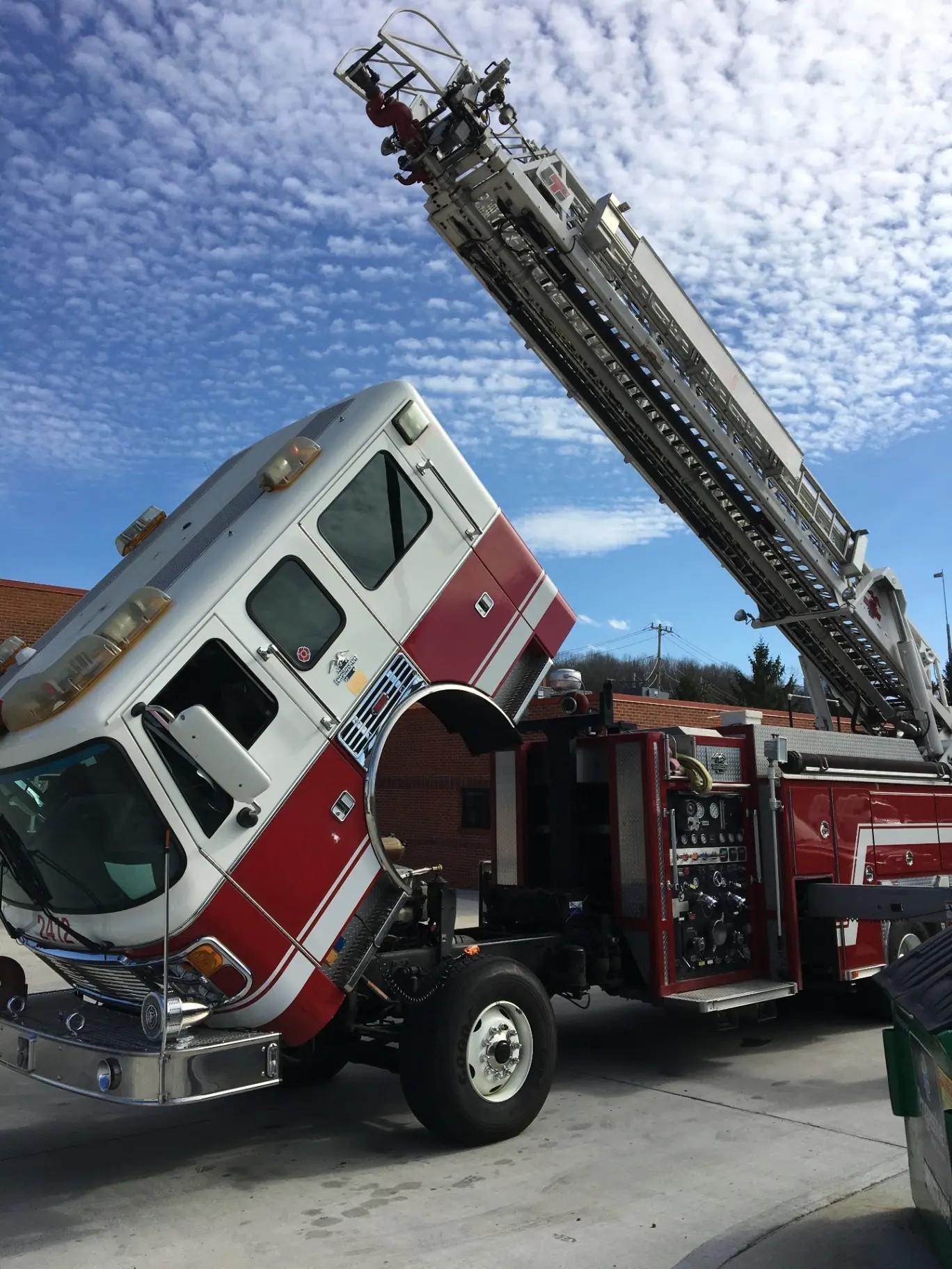 2000 American LaFrance 100' Aerial - image 3