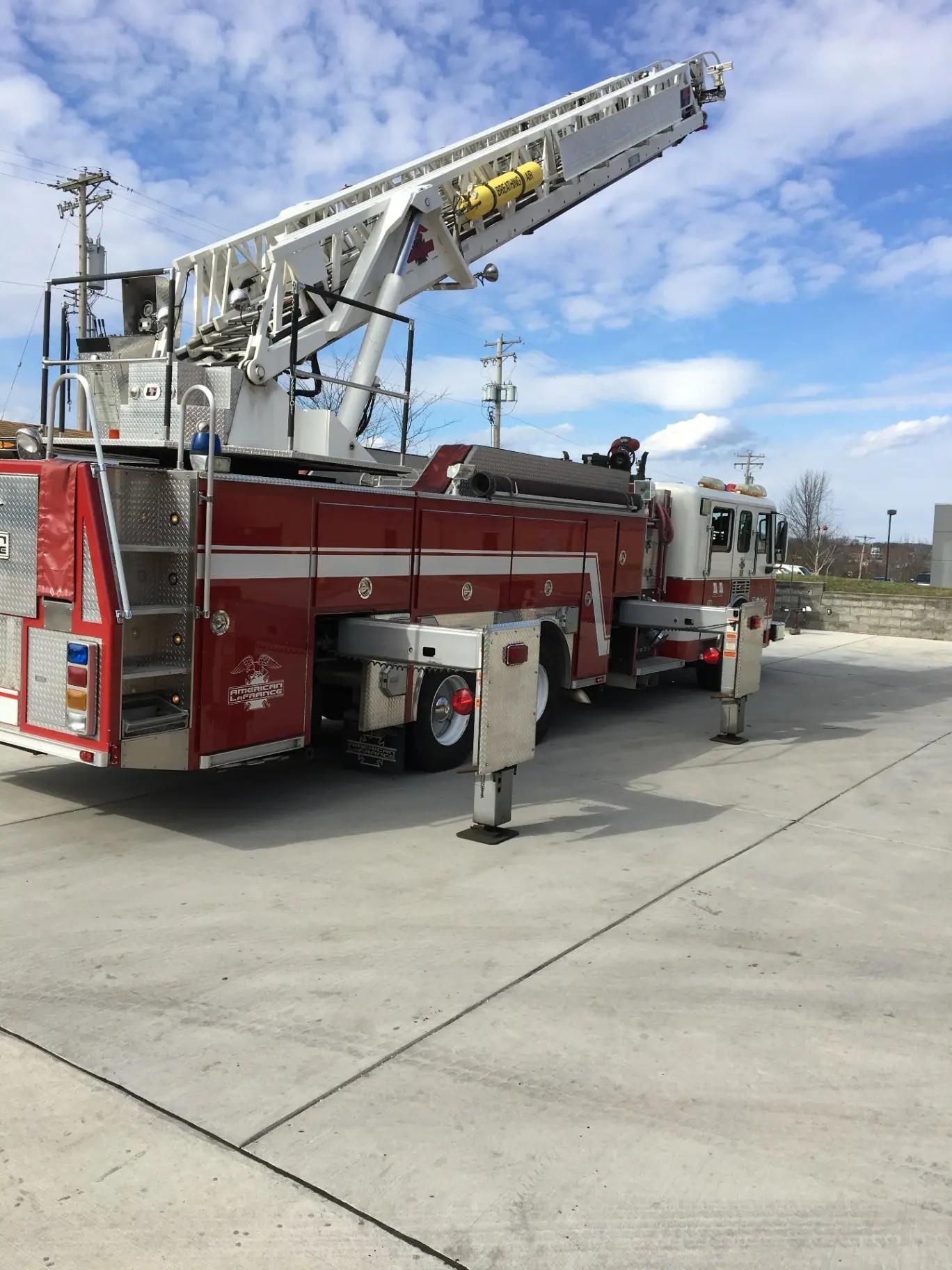 2000 American LaFrance 100' Aerial - image 1