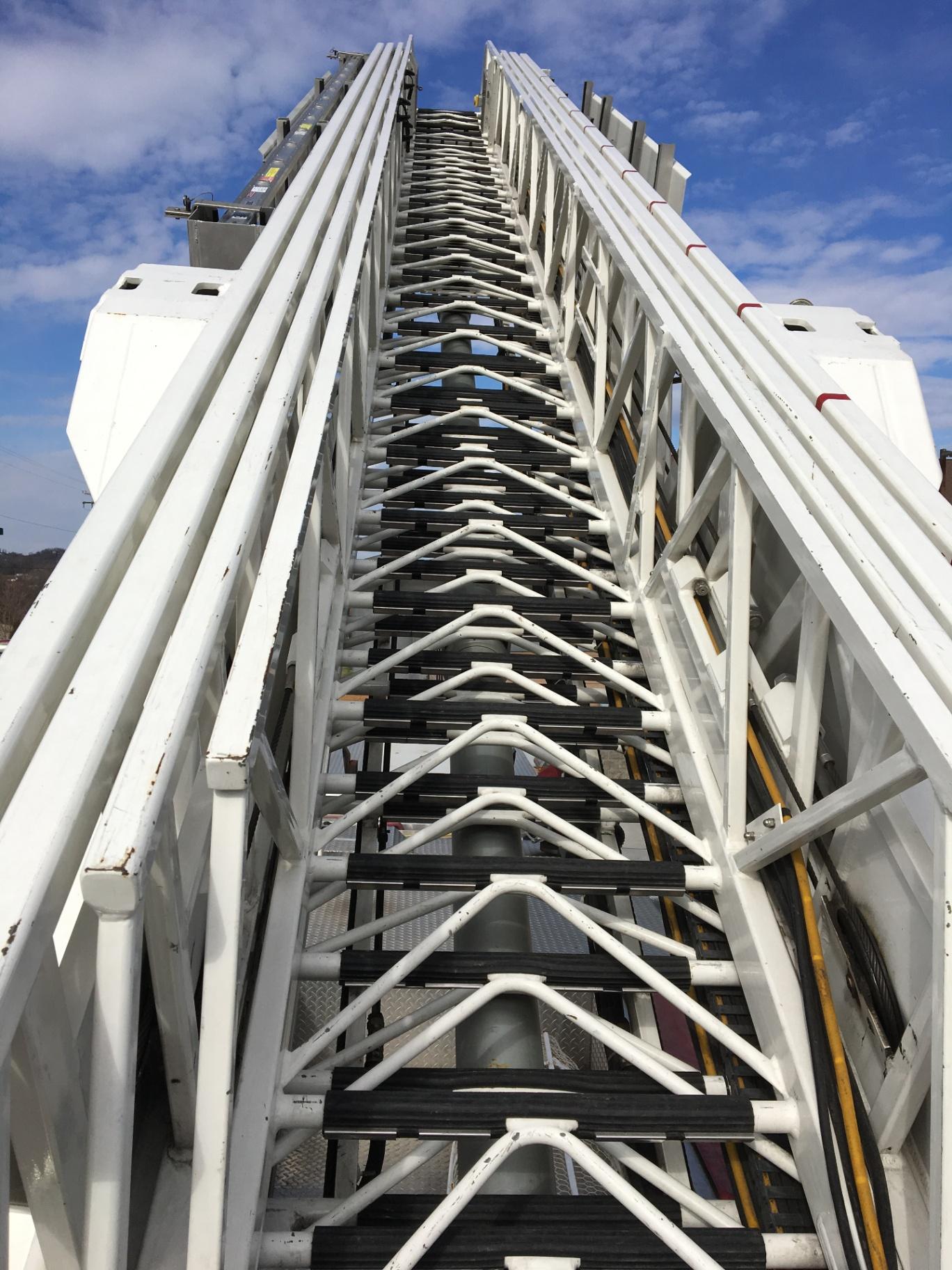 2000 American LaFrance 100' Aerial - image 4