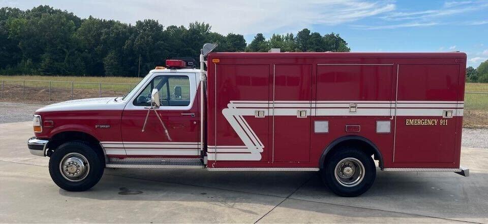 1996 Ford F350 Super Duty Regular Cab & Chassis  - image 1