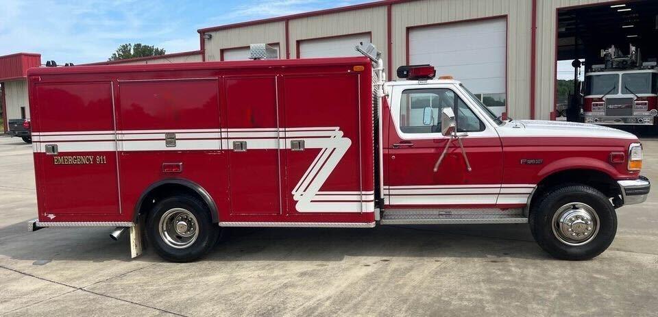 1996 Ford F350 Super Duty Regular Cab & Chassis  - image 2