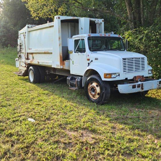 2002 International Heil Rear Loader - image 1