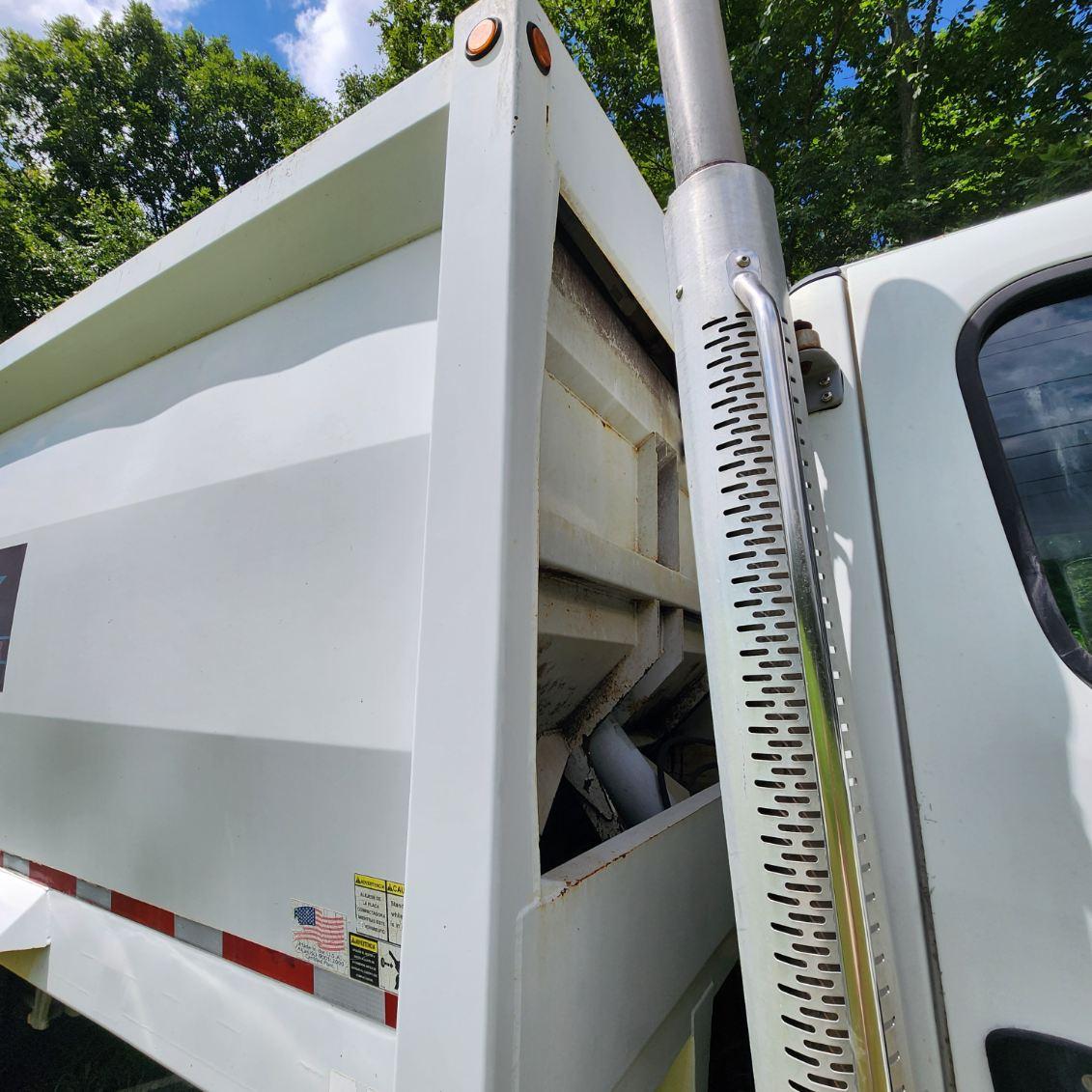 2010 Freightliner Heil Rear Loader - image 2