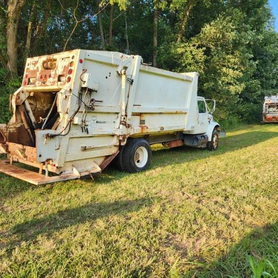2002 International Heil Rear Loader - image 2