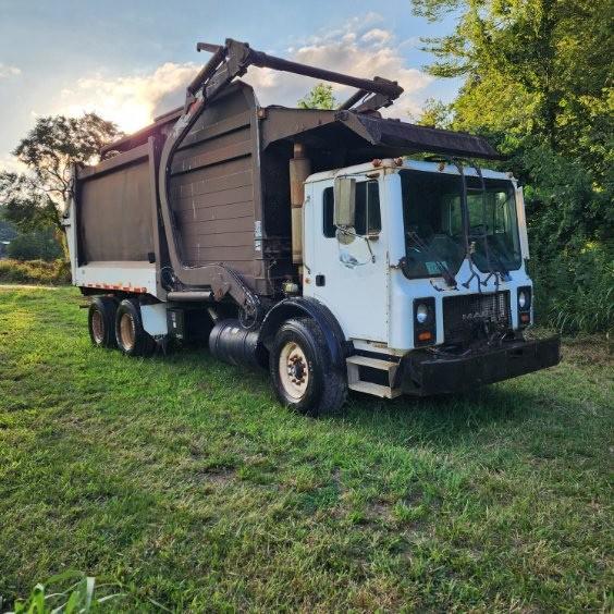 2001 Mack Heil Front Loader - image 1