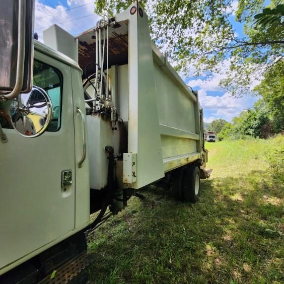 2002 International Heil Rear Loader - image 10