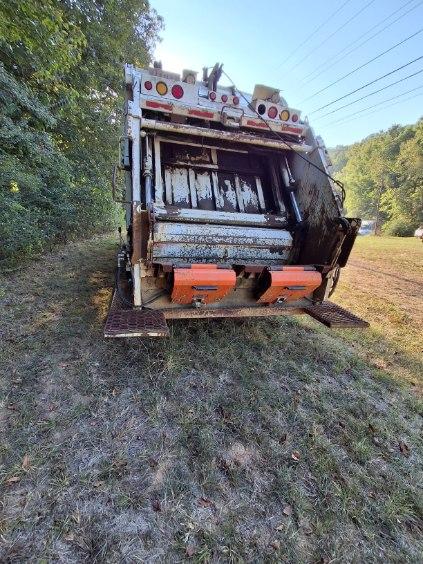 2010 Freightliner Heil Rear Loader - image 2