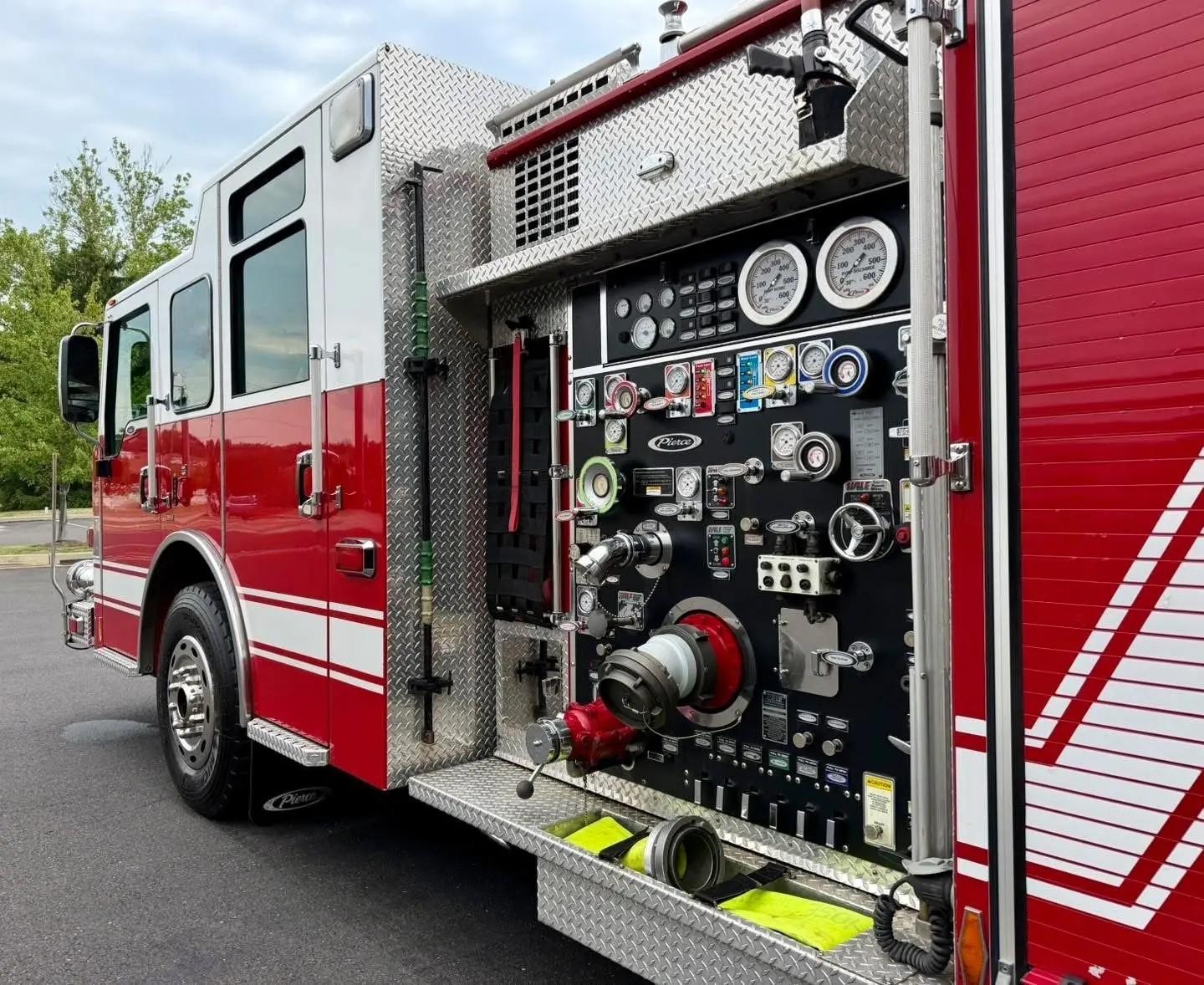 2008 Pierce 4x4 Pumper - image 4