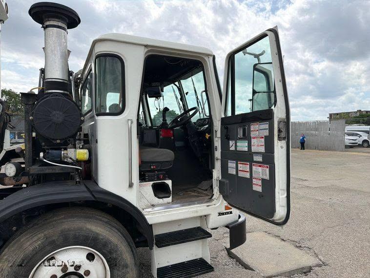 2015 Autocar McNeilus Side Loader - image 35