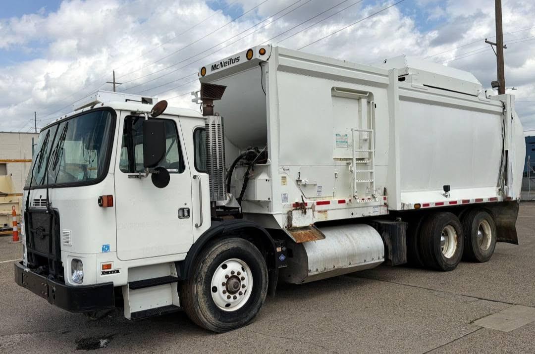2015 Autocar McNeilus Side Loader - image 1