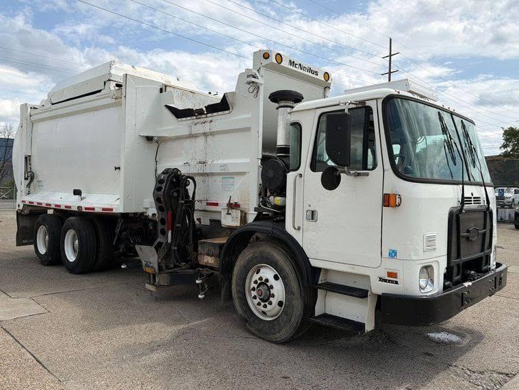 2015 Autocar McNeilus Side Loader - image 11