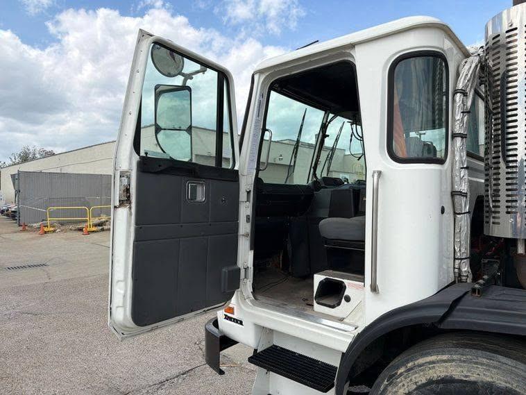 2015 Autocar McNeilus Side Loader - image 17