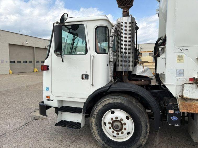 2015 Autocar McNeilus Side Loader - image 16