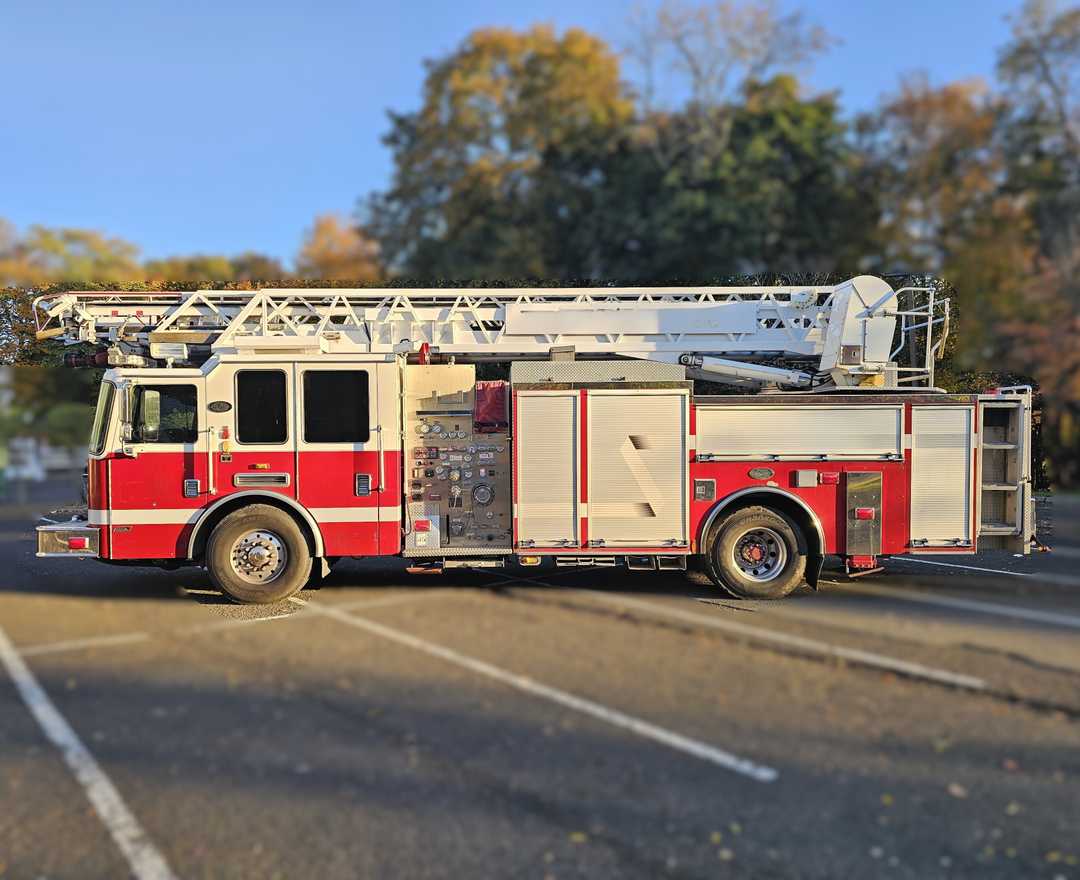 2010 KME Predator 75' Quint