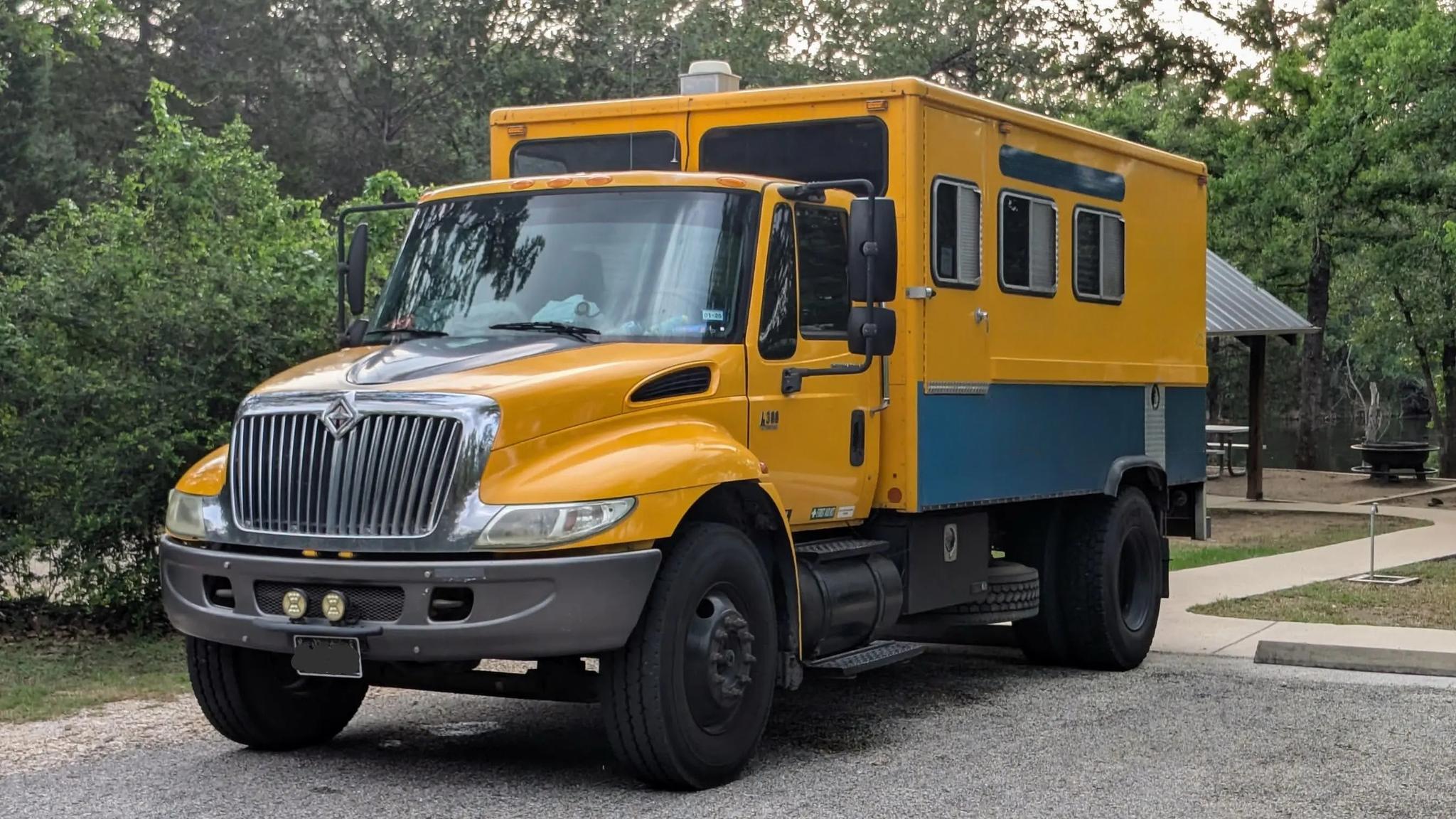 International 4300 DT466 - image 1
