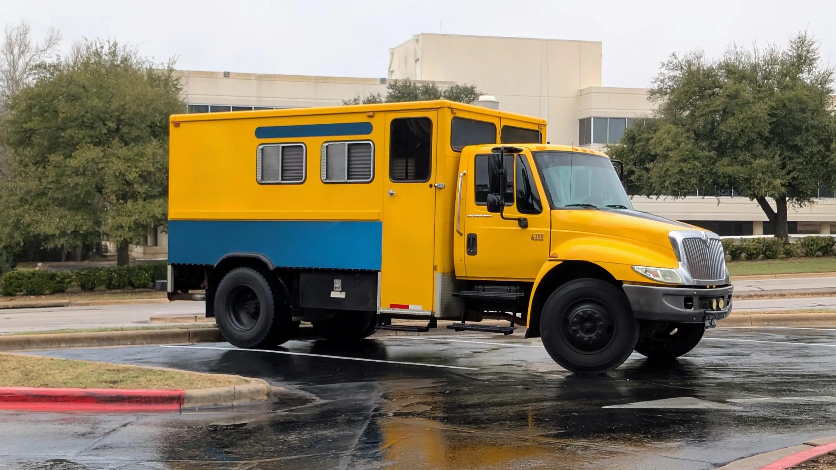 International 4300 DT466 - image 3