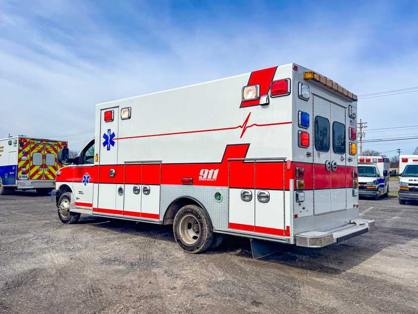 2014 Braun Chevrolet Type III Ambulance — photo 2