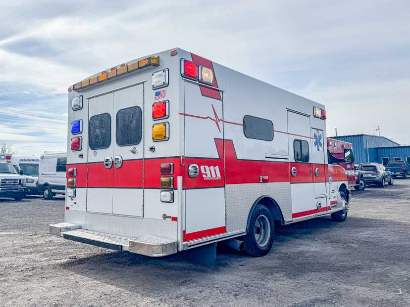 2014 Braun Chevrolet Type III Ambulance — photo 3