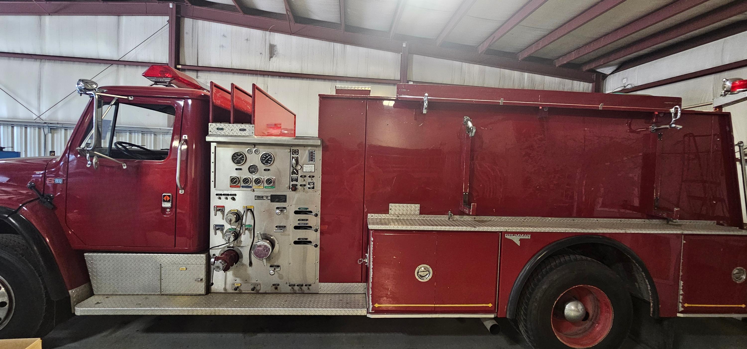 1987 International Hendrickson Tanker - image 3